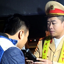 hang chuc thanh nien phe ma tuy chong tra cong an khi bi kiem tra