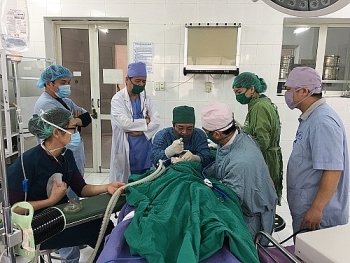 Bé gái 3 tuổi nhập viện vì nuốt phải pin
