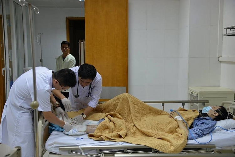 mot nam thanh nien phai cat cut chan vi dap la chua vet thuong