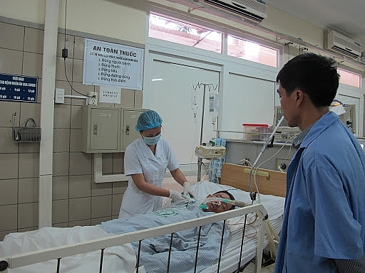 uong con sat trung thay ruou mot nguoi dan ong bi hon me