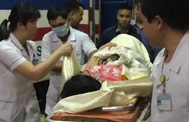 mot nu hanh khach da sinh con tren tau hoa trong ngay nghi le 304