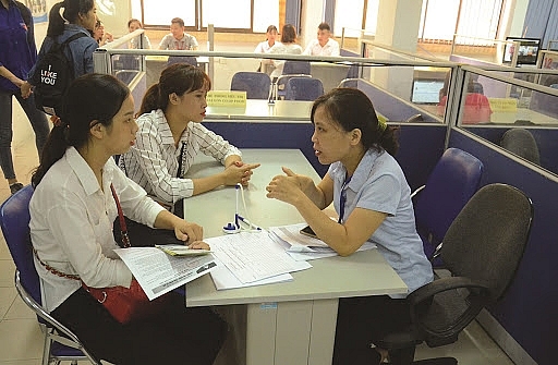 anh huong covid 19 gan 60 doanh nghiep giam luong nhan su cap cao