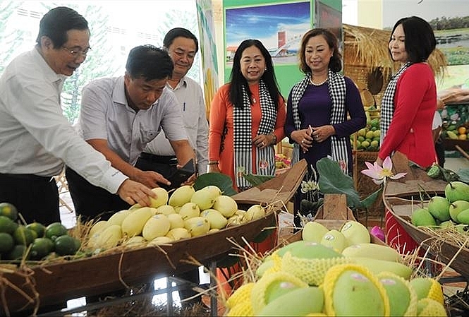 xuat nhap khau hang hoa cao nhat trong so 6 thang tu truoc toi nay