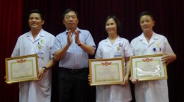 Khen thưởng đột xuất nhóm y bác sĩ bị phơi nhiễm HIV