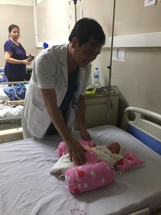 Mẹ hôn mê 3 tháng, con chào đời vẫn khỏe mạnh