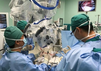 Bé trai 11 tuổi có khối u não to bằng quả bóng tennis