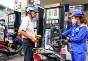 Giá xăng dầu lần thứ ba liên tiếp đồng loạt tăng mạnh gần 700 đồng/lít