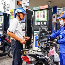 Giá xăng RON95 tăng lên ngưỡng 25 nghìn đồng/lít