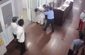 Nhân viên y tế có nguy cơ bị hành hung cao gấp 4 lần so với ngành khác