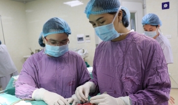 Cấp cứu thành công một bệnh nhân bị lưỡi cưa văng vào mặt