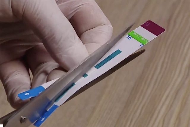 Tạm đình chỉ công tác nhân viên cắt đôi que xét nghiệm