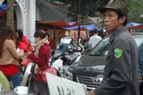 Trật tự phường cũng trông xe với giá "cắt cổ"!