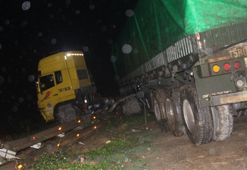 Xe container chắn ngang đường sắt