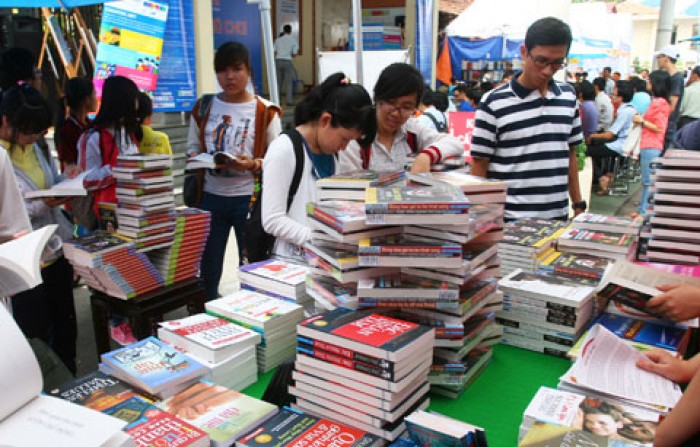 ha noi lan dau co pho sach xuan