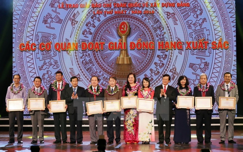 giai bua liem vang 2017 goi ten 54 tac pham bao chi