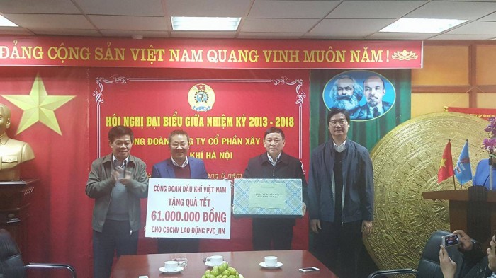 cong doan dau khi trao qua tet cho nguoi lao dong pvc