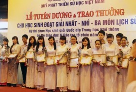 Vinh danh học sinh giỏi môn Lịch sử