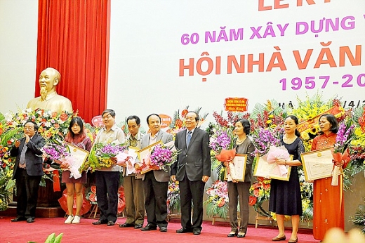 chinh thuc co giai cong hien cho van hoc