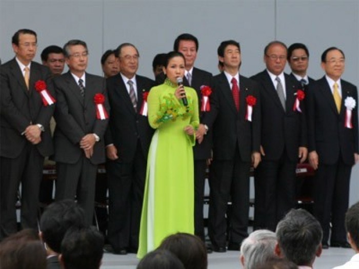 ca si my linh hat quoc ca truoc tong thong obama