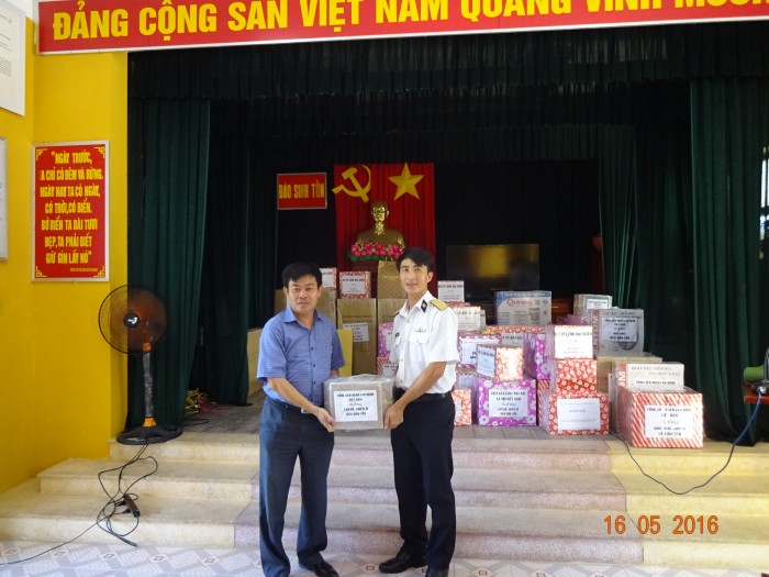 cong doan pvc tham va tang qua tai huyen dao truong sa