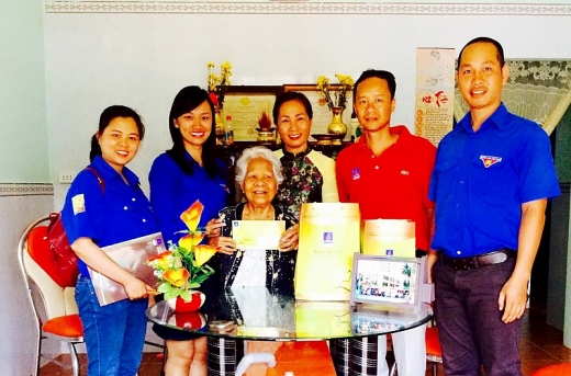 pv gas d tham va tang qua cac me viet nam anh hung