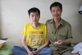 Thí sinh được bố bế đi thi đã đỗ đại học
