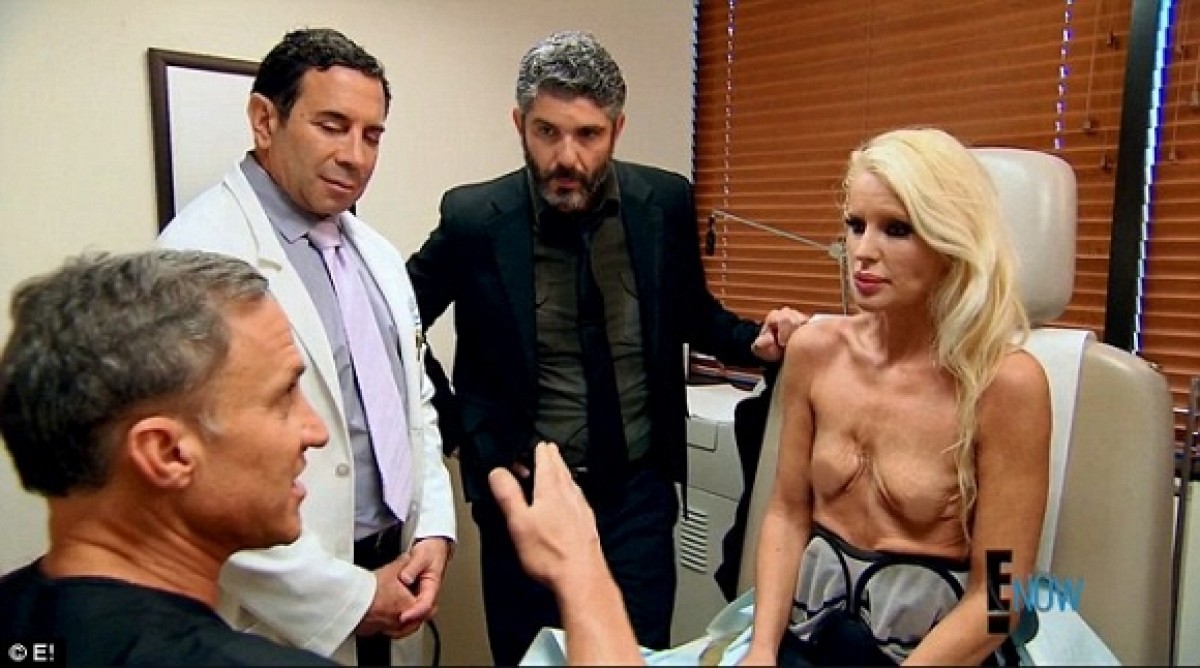 Bác sĩ chẩn đoán và chữa trị cho nữ diễn viên