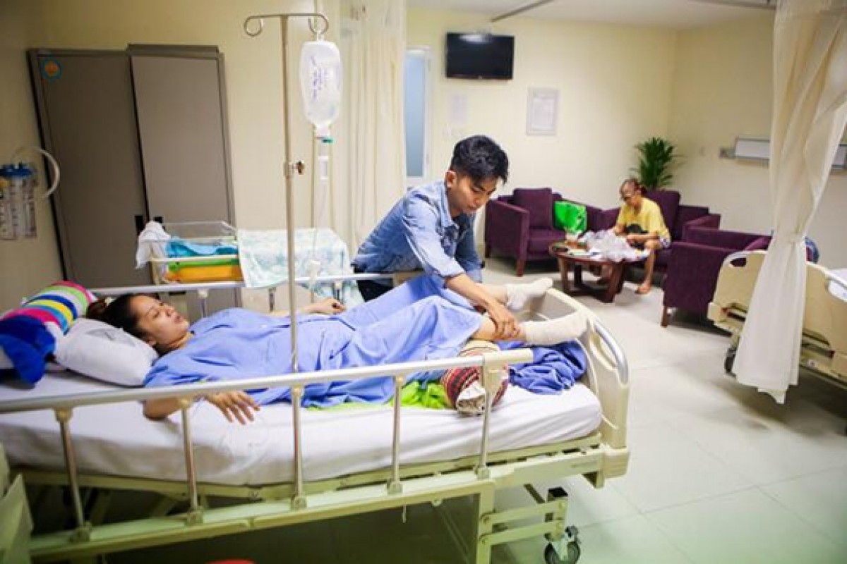 Phan Hiển chăm sóc Khánh Thi trong viện Phan Hiển chăm sóc Khánh Thi trong viện