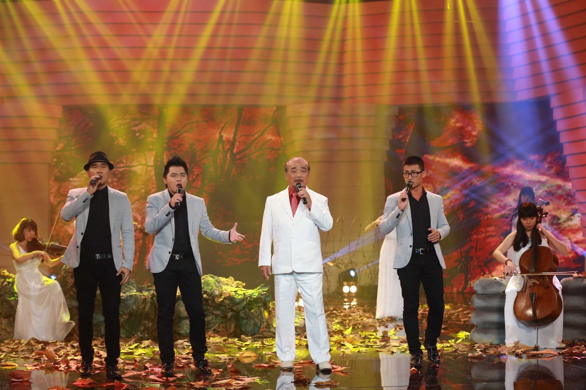 NSND Trần Hiếu và nhóm MTV trình bày ca khúc Cùng anh tiến quân trên đường dài 