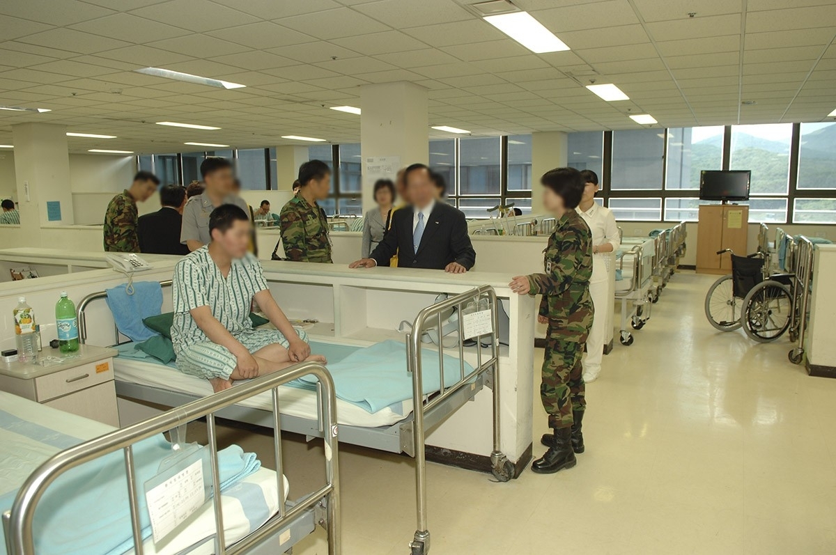 Sau cáo buộc được biệt đãi, G-Dragon phải rời bệnh viện quân y sau cao buoc duoc biet dai g dragon phai roi benh vien quan y