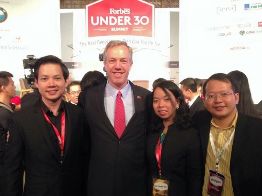 Nguyễn Trung Tín trong buổi lễ vinh danh của Forbes Nguyễn Trung Tín trong buổi lễ vinh danh của Forbes