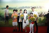 dung cho tre con xem toi thay hoa vang tren co xanh