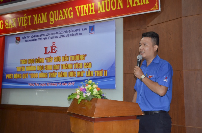 trao hoc bong tiep suc den truong