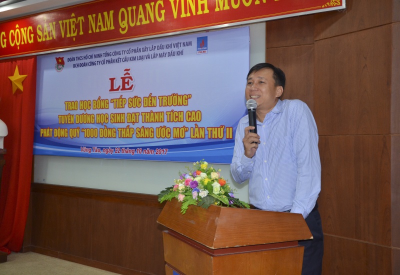 trao hoc bong tiep suc den truong