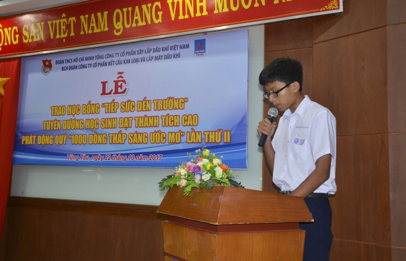 trao hoc bong tiep suc den truong