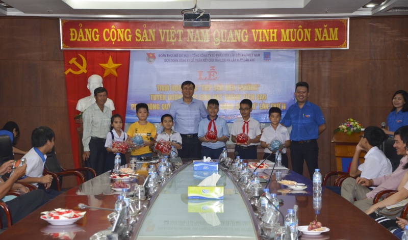 trao hoc bong tiep suc den truong