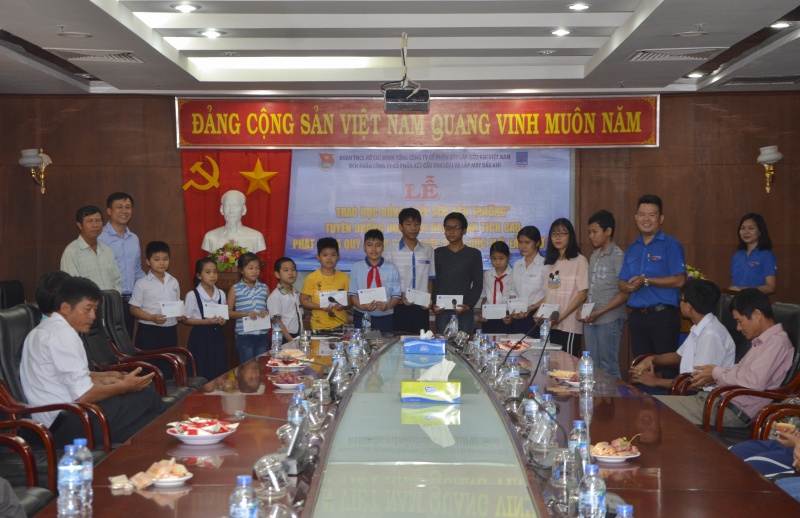 trao hoc bong tiep suc den truong