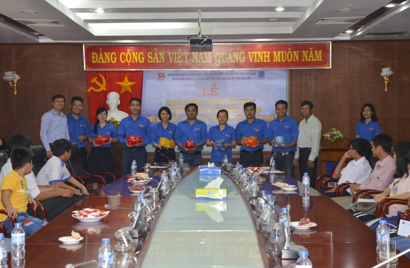 trao hoc bong tiep suc den truong