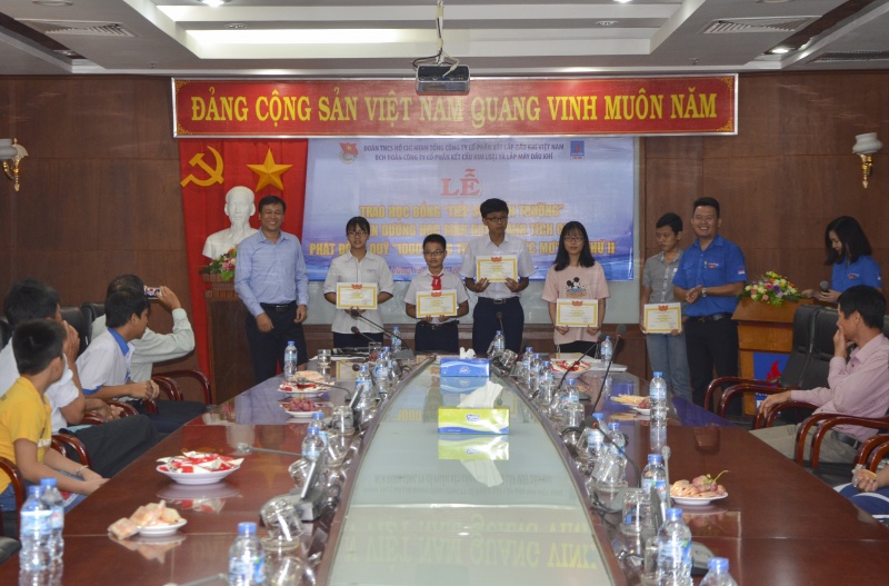 trao hoc bong tiep suc den truong