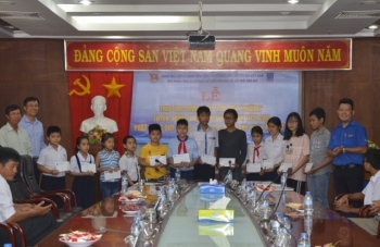 Trao học bổng “Tiếp sức đến trường”