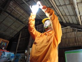 Ông Hai Tam "tiết kiệm điện"
