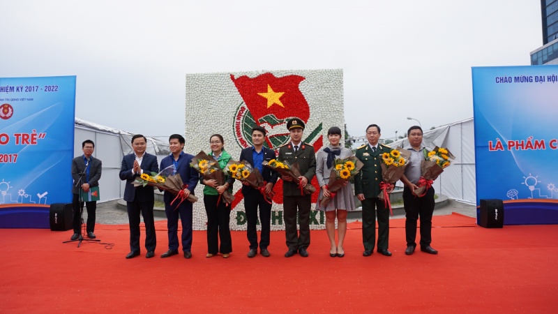 doan thanh nien tap doan dkqgvn tham du trien lam tuoi tre sang tao 2017