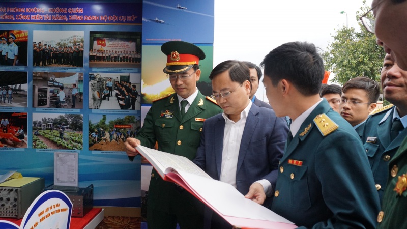 doan thanh nien tap doan dkqgvn tham du trien lam tuoi tre sang tao 2017