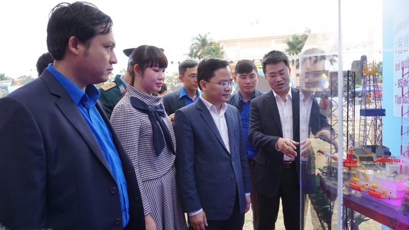 doan thanh nien tap doan dkqgvn tham du trien lam tuoi tre sang tao 2017