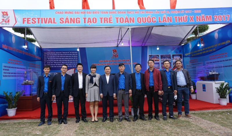 doan thanh nien tap doan dkqgvn tham du trien lam tuoi tre sang tao 2017