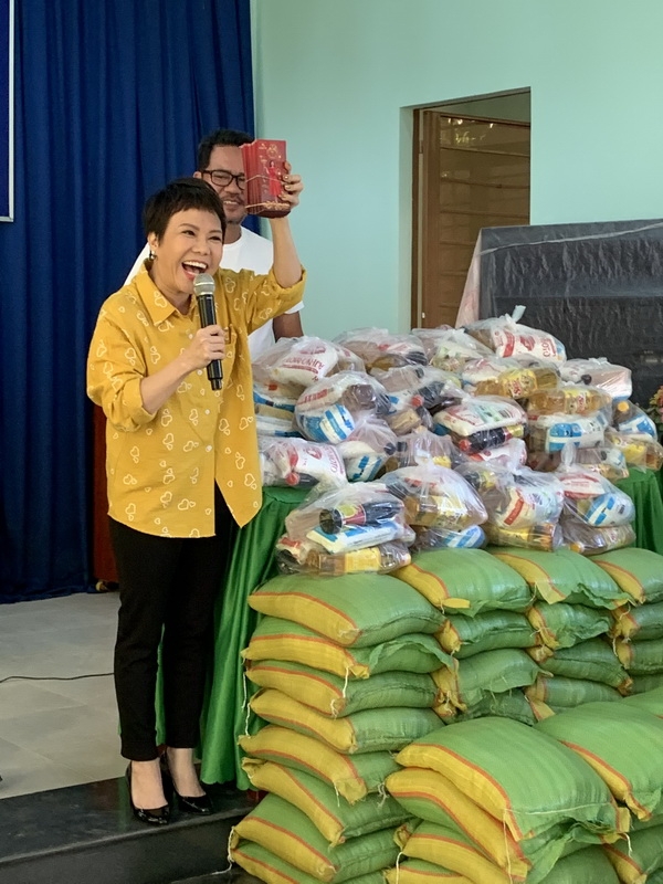 viet huong tang qua tet som cho ba con ngheo tai tay ninh