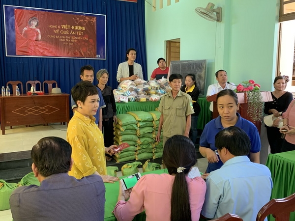 viet huong tang qua tet som cho ba con ngheo tai tay ninh