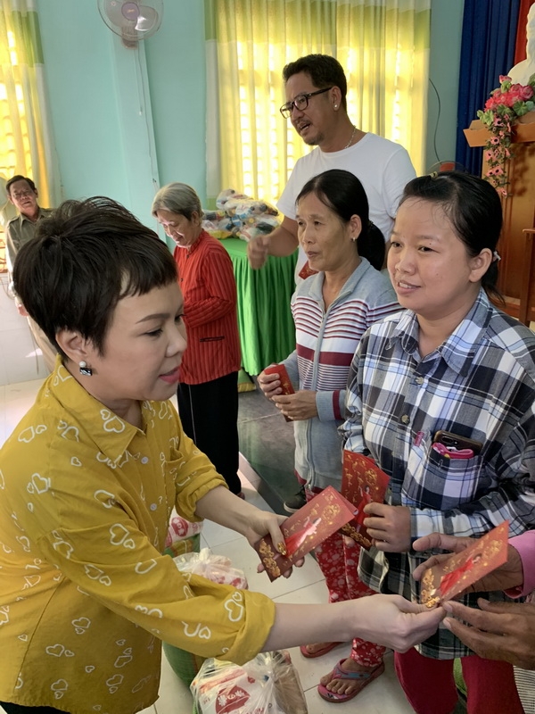 viet huong tang qua tet som cho ba con ngheo tai tay ninh