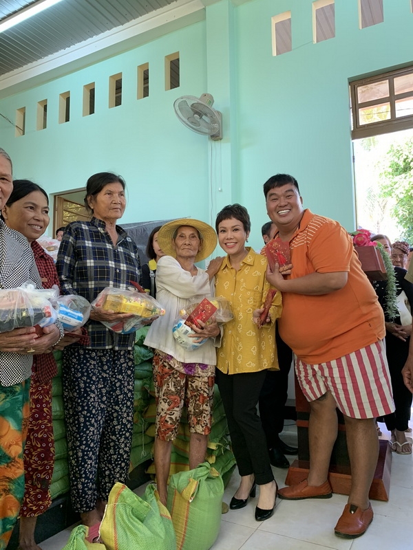 viet huong tang qua tet som cho ba con ngheo tai tay ninh