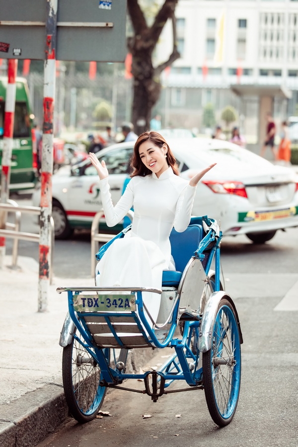 hoa hau khanh van dien ao dai xuong pho don xuan